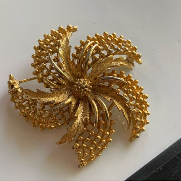 Vintage Lisner Gold-Tone Floral sunburst Brooch – Mid-Century Statement Pin 2.5” - Picture 8 of 8